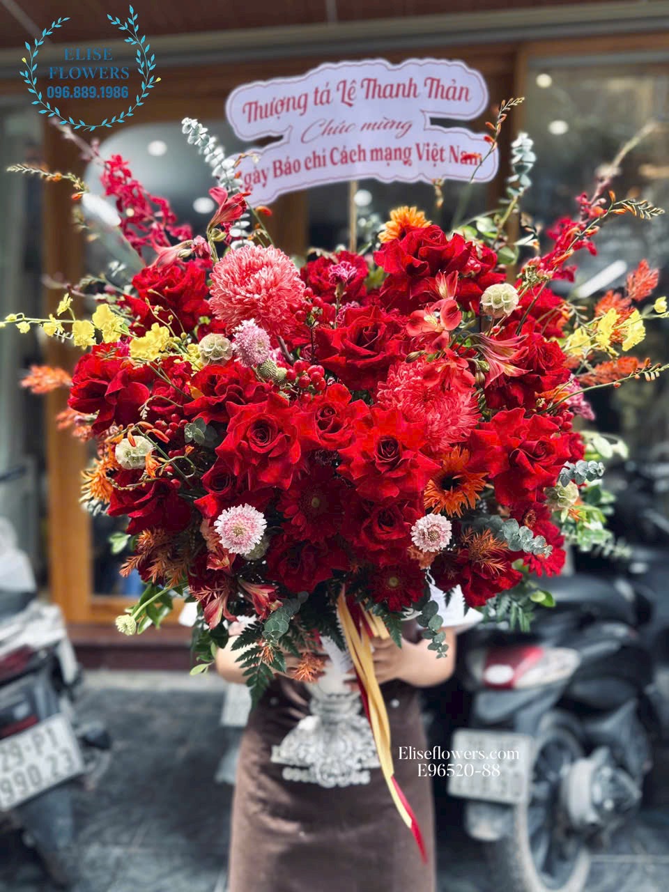 Bình hoa chúc mừng ngày báo chí việt nam đẹp, sang trọng. Dịch vụ giao hoa bình hoa chúc mừng tận nơi, nhanh chóng