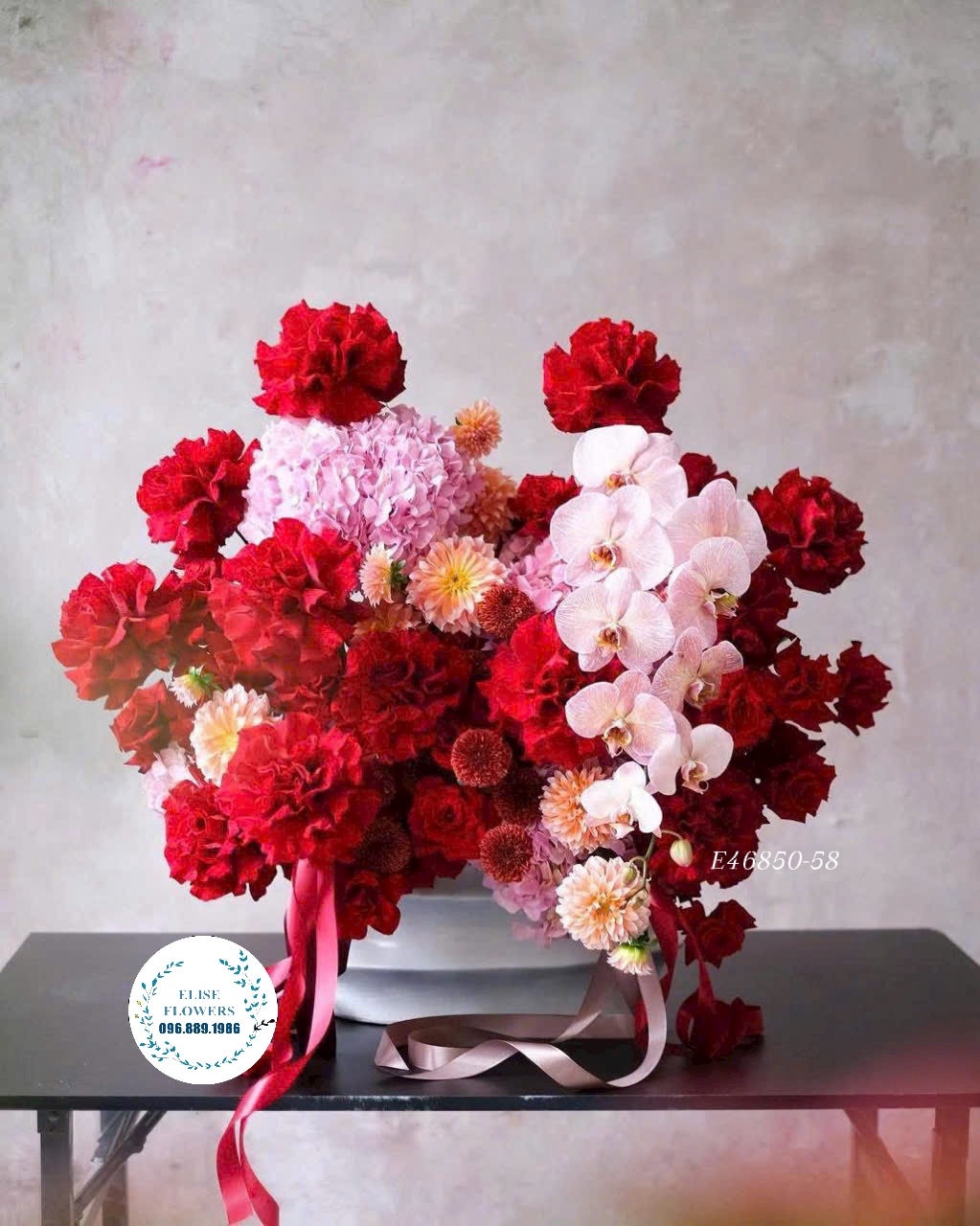 Bình hoa hồng đỏ cao cấp, hiện đại ở Hà Nội. Đặt mua hoa tặng sếp. Eliseflowers