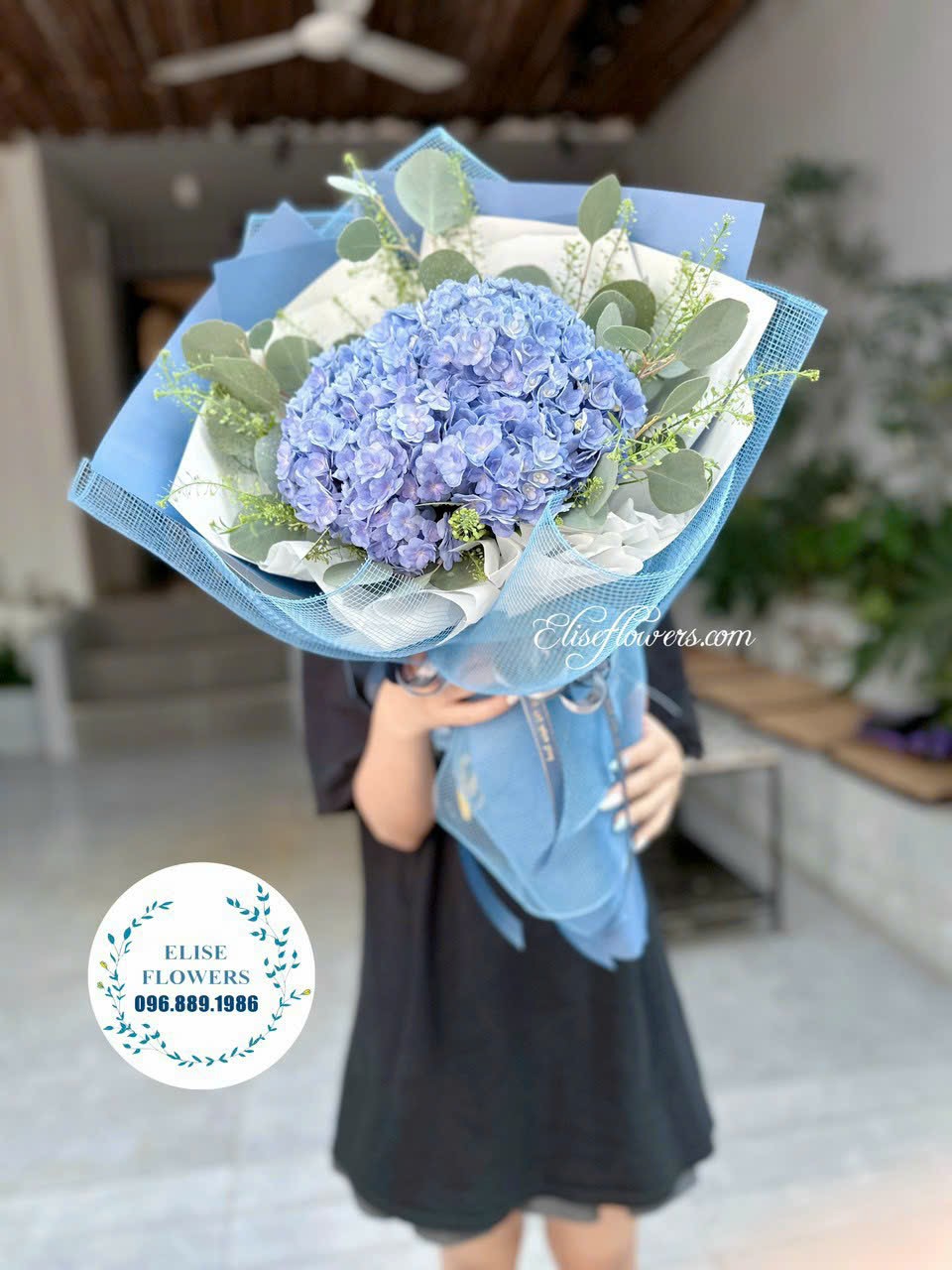 Bó hoa tươi nhập khẩu. Bó hoa cẩm tú cầu màu xanh dương. Điện hoa tươi Hà Nội