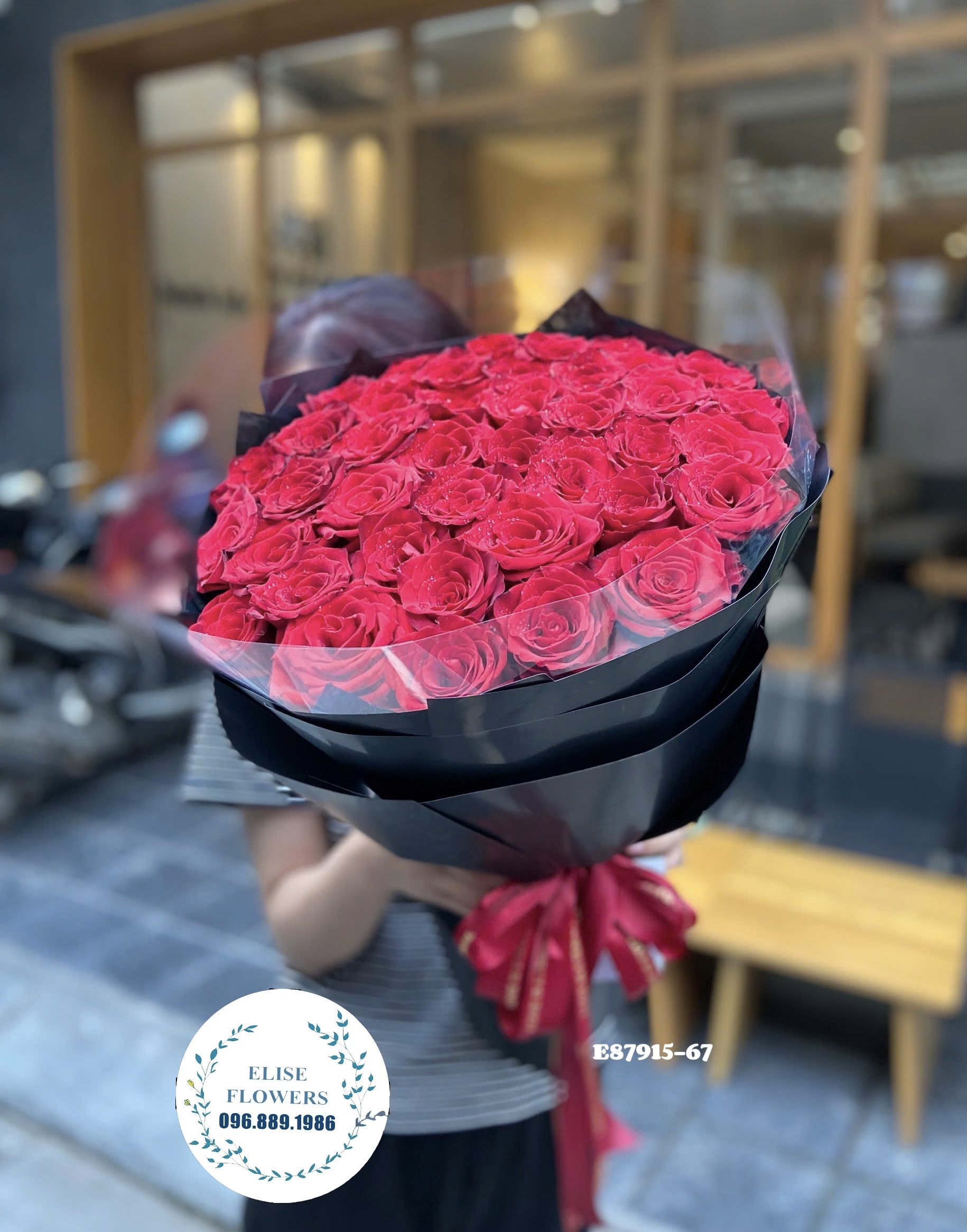 Bó hoa hồng đỏ tặng người yêu. Bó hoa tặng bạn gái dịp valentine. DỊch vụ giao hoa tận nơi nhanh chóng, đảm bảo
