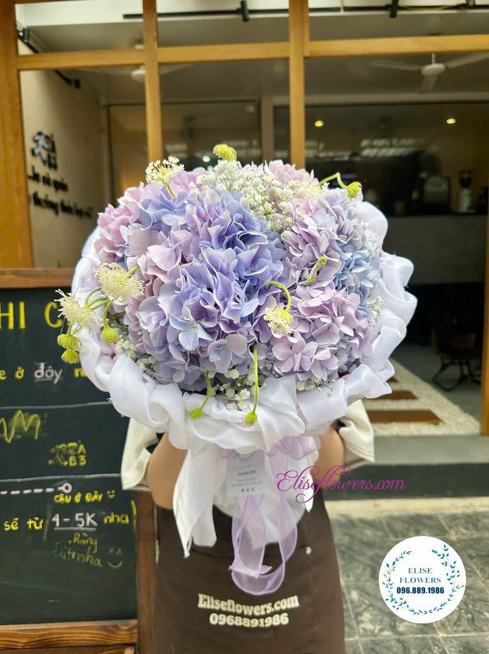 Dien-hoa-cam-tu-cau-tang-ban-gai-o-Cau-Giay-Ha-Noi-Dat-mua-bo-hoa-cam-tu-cau