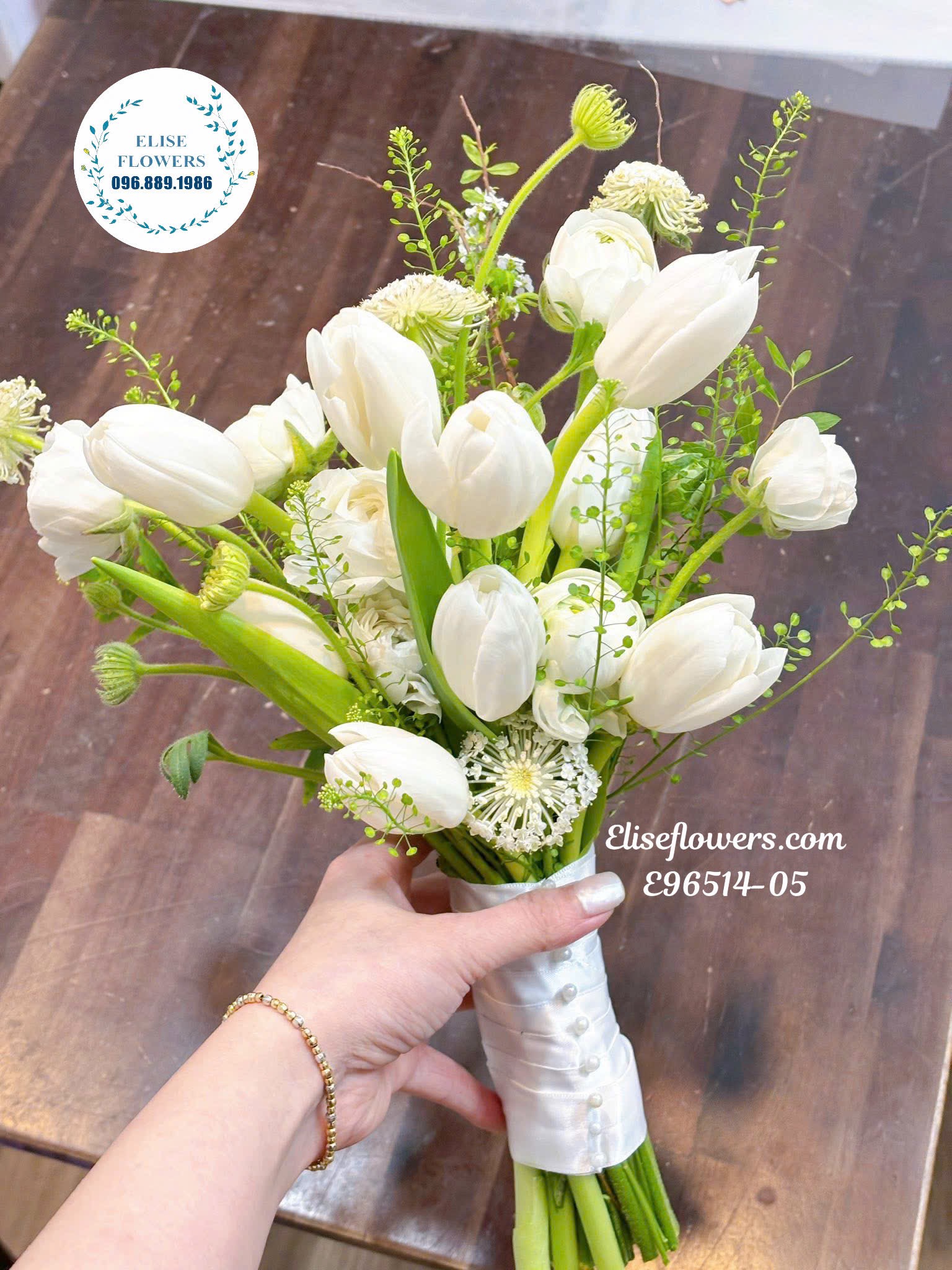 Bó hoa cưới cầm tay cô dâu Tulip đẹp