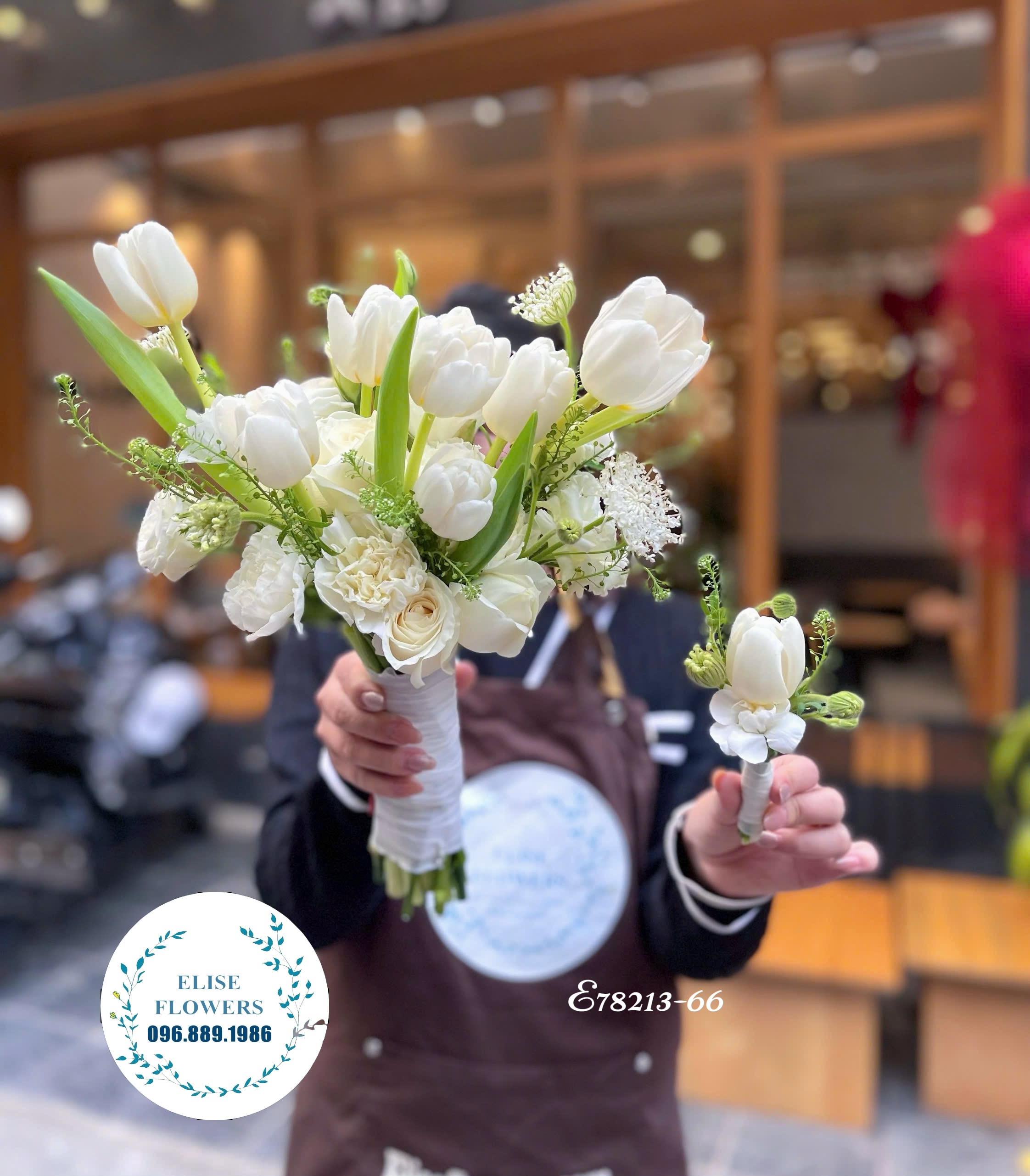 Đặt mua online bó hoa cưới Tulip trắng cầm tay cô dâu. Địa chỉ mua hoa cưới uy tín Eliseflowers
