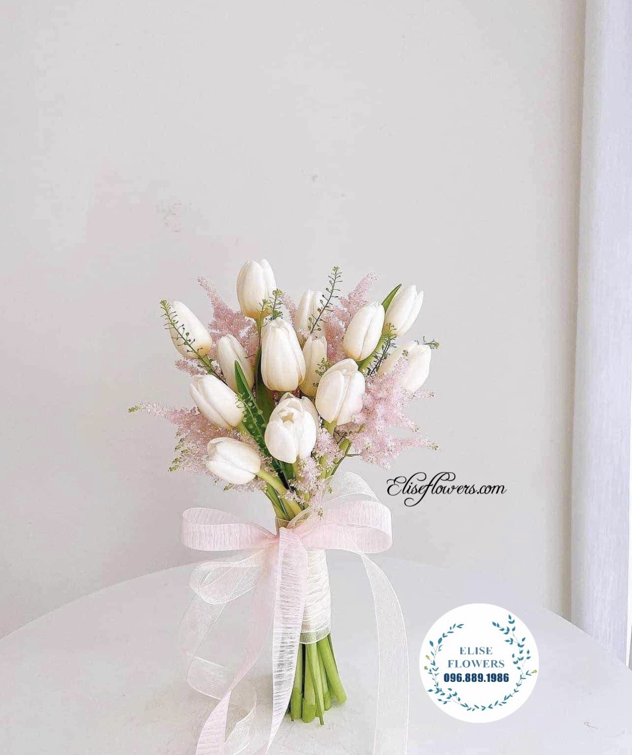 Bó hoa cưới Tulip trắng - Bó hoa cầm tay cô dâu tulip trắng đẹp ở Hà Nội. 