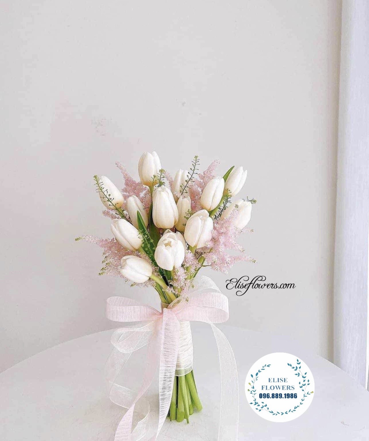 Bó hoa cưới Tulip trắng - Bó hoa cầm tay cô dâu tulip trắng đẹp ở Hà Nội.