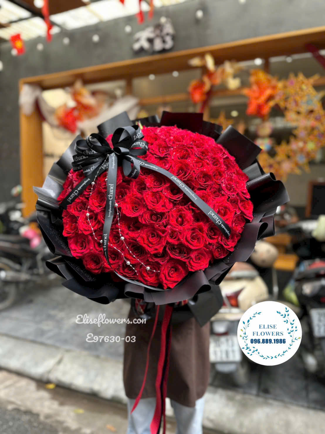 Bó hoa hồng đỏ 100 bông tặng vợ nhân ngày Phụ nữ Việt Nam. Eliseflowers