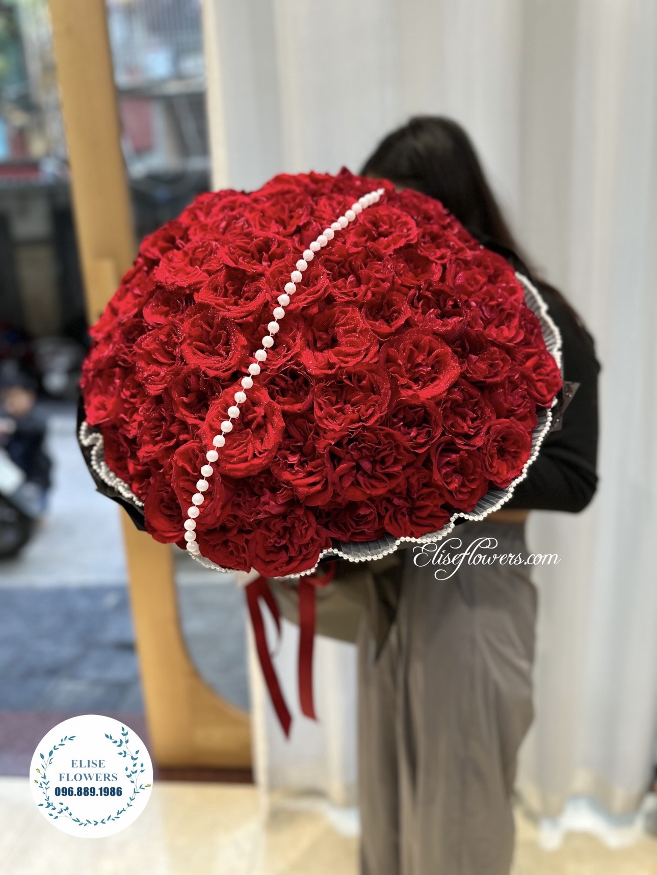 Bó hoa hồng đỏ nhập khẩu 100 bông đẹp nhất. Bó hoa hồng đỏ nhập khẩu 100 bông đẹp ở Hà Nội.