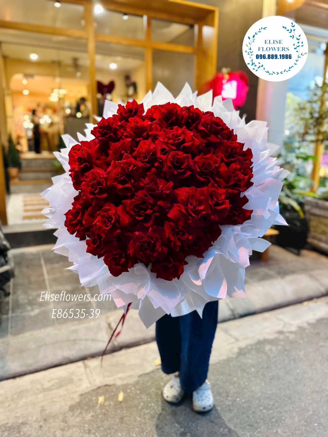 Hoa valentine. Bó hoa hồng đỏ 100 bông cao cấp tặng vợ yêu. Dịch vụ giao hoa tận nơi, nhanh chóng