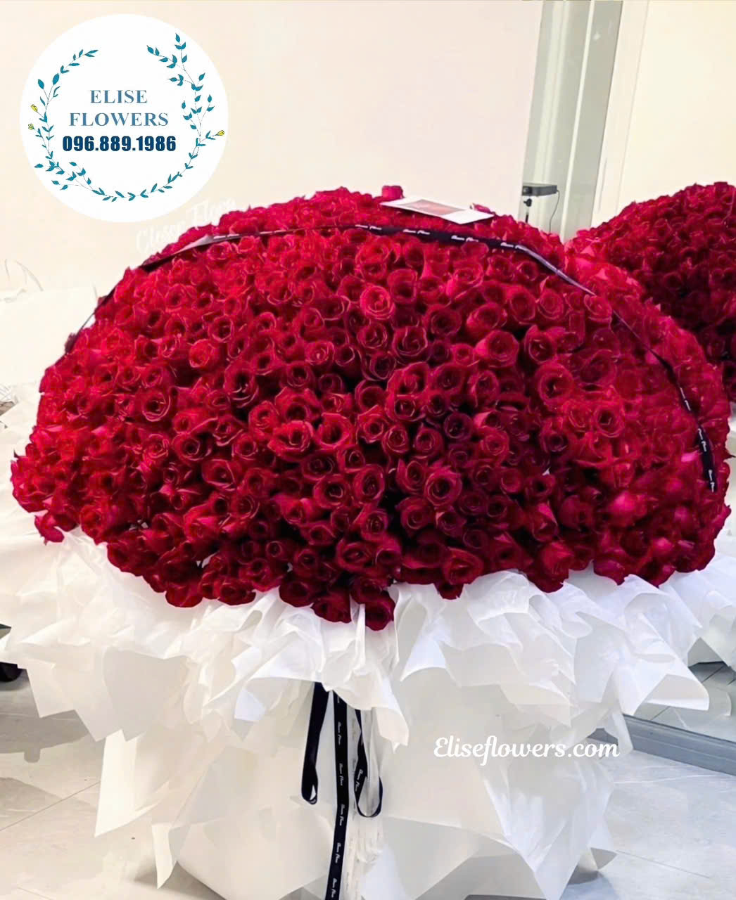 Bó hoa 1000 bông tặng 8/3. Bó hoa hồng đỏ khổng lồ tặng 8/3.