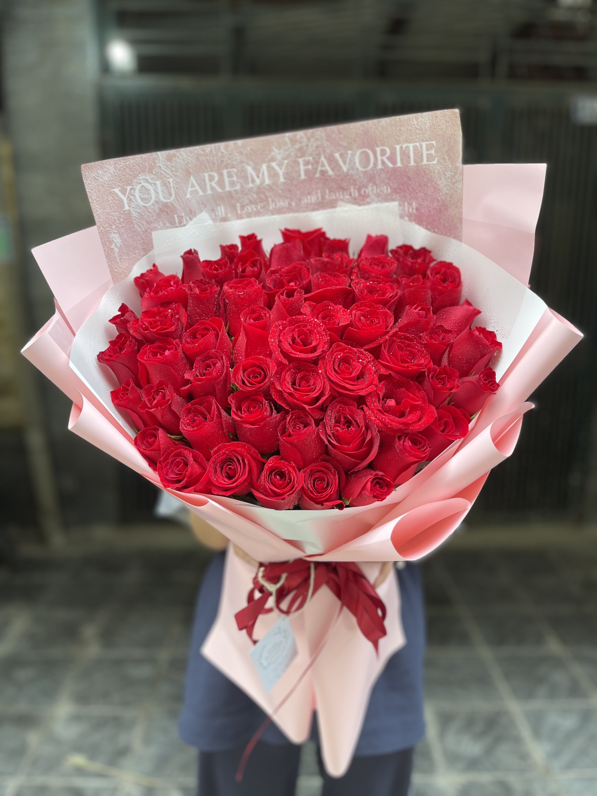 Bó hoa hồng đỏ tặng ngày 8/3. Mua hoa hồng đỏ ở Hà Nội. Đặt hoa hồng đỏ ở Hà Nội. Điện hoa tặng bạn gái ở Hà Nội.