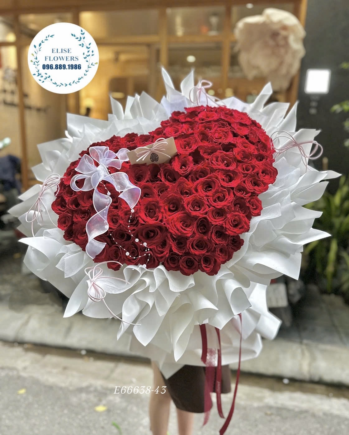 Bó hoa hồng đỏ trái tim tặng người yêu. Bó hoa hồng đỏ cao cấp. Đặt hoa valentine ở Hà Nội