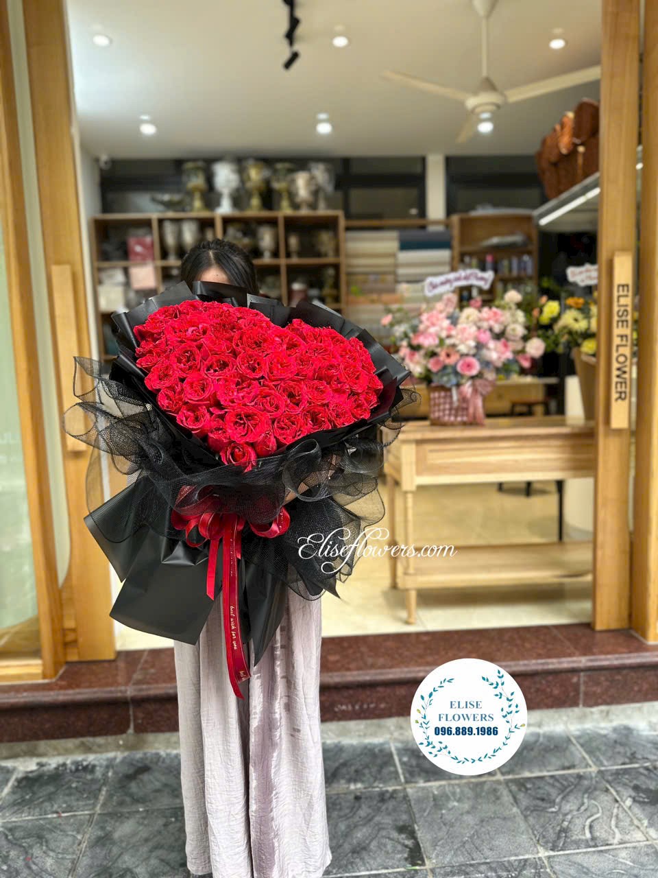 Bó hoa hồng đỏ trái tim tặng người yêu dịp 20/10. Hoa tình yêu 20/10. Bó hoa trái tim ở Hà Nội