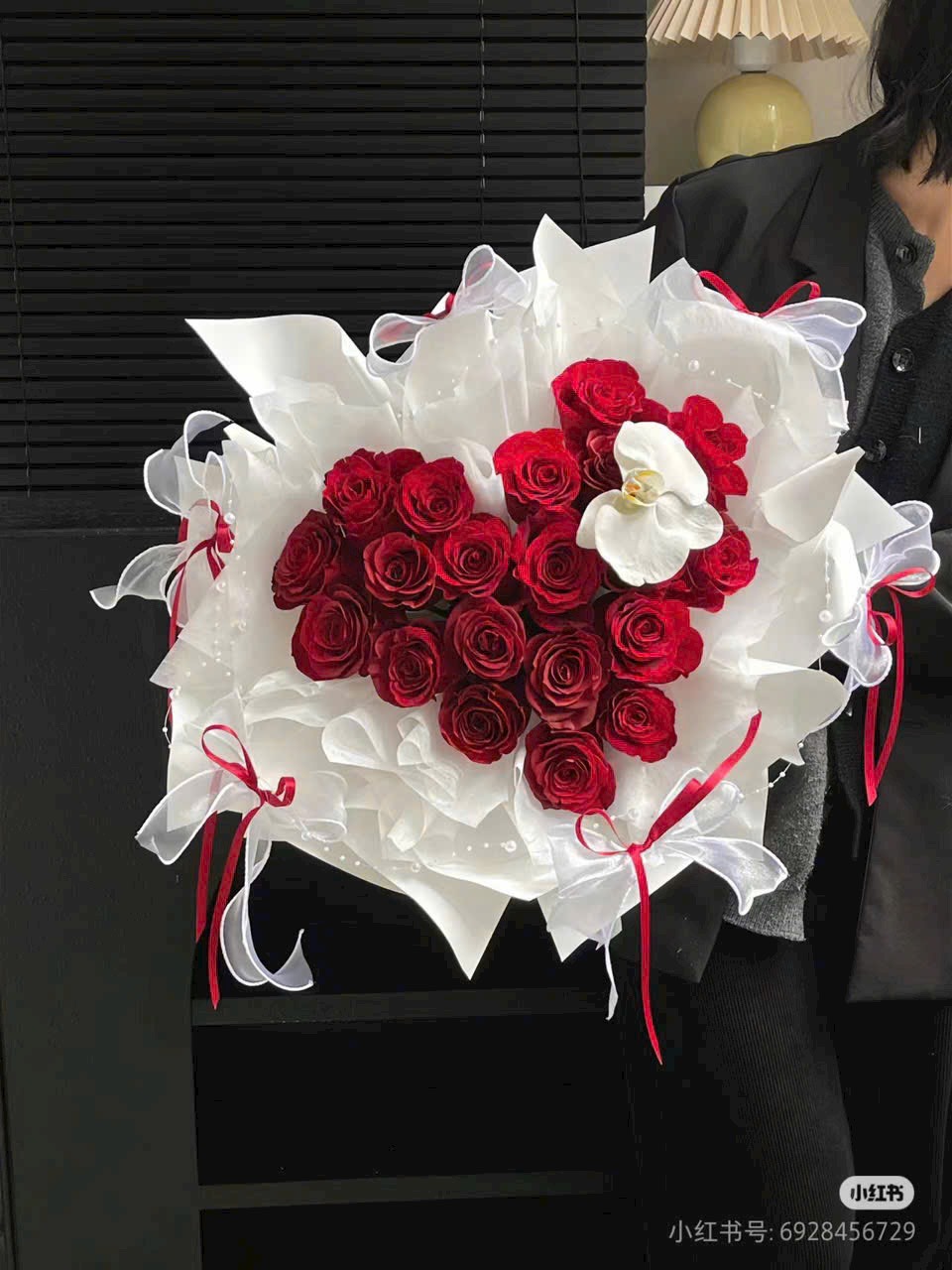 Bó hoa hồng đỏ hình trái tim. Đặt bó hoa hồng đỏ hình trái tim