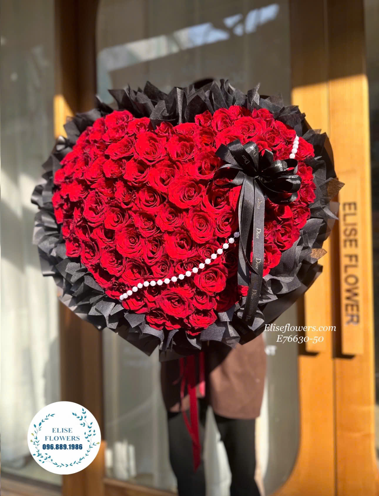 Bó hoa hồng đỏ trái tim 100 bông. Hoa hồng đỏ trái tim 100 bông ở Hà Nội.Eise Flowers