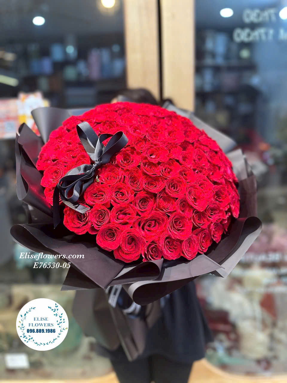 Bó hoa hồng đỏ 100 bông tặng bạn gái. Đặt mua bó hoa hồng đỏ tặng bạn gái tại Hà Nội