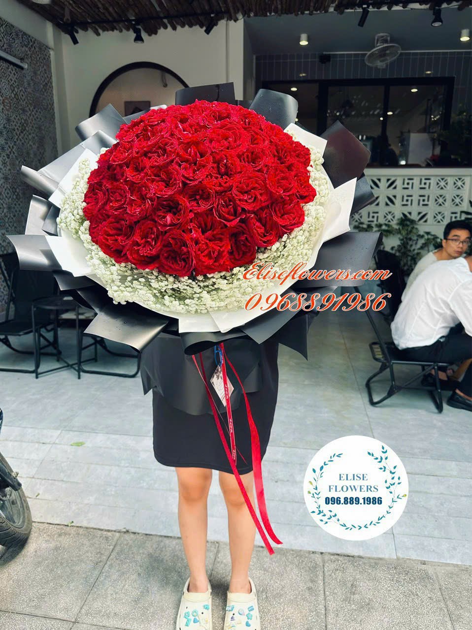 Bó hoa hồng đỏ mix baby trắng khổng lồ. Bó hoa tặng bạn gái đẹp nhất tại quận Ba Đình - Hà Nội