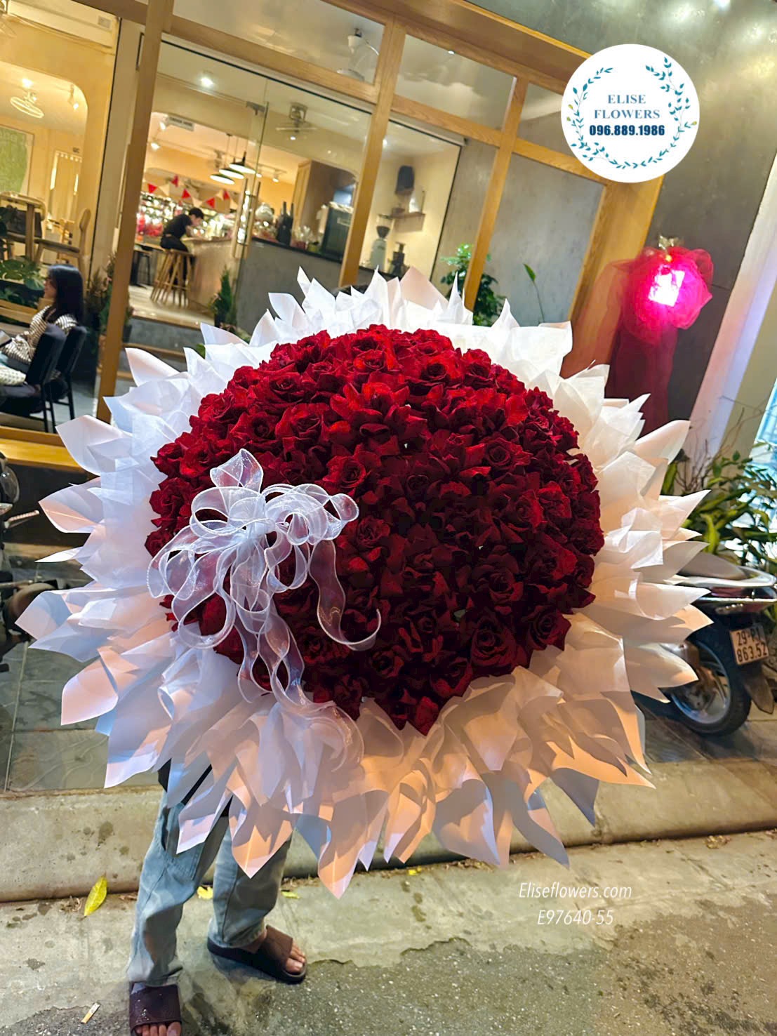 Sắc đỏ rực rỡ của hoa hồng nhập khẩu kết hợp cùng giấy gói trắng tinh khôi tạo nên vẻ đẹp lãng mạn tuyệt đối cho buổi tỏ tình