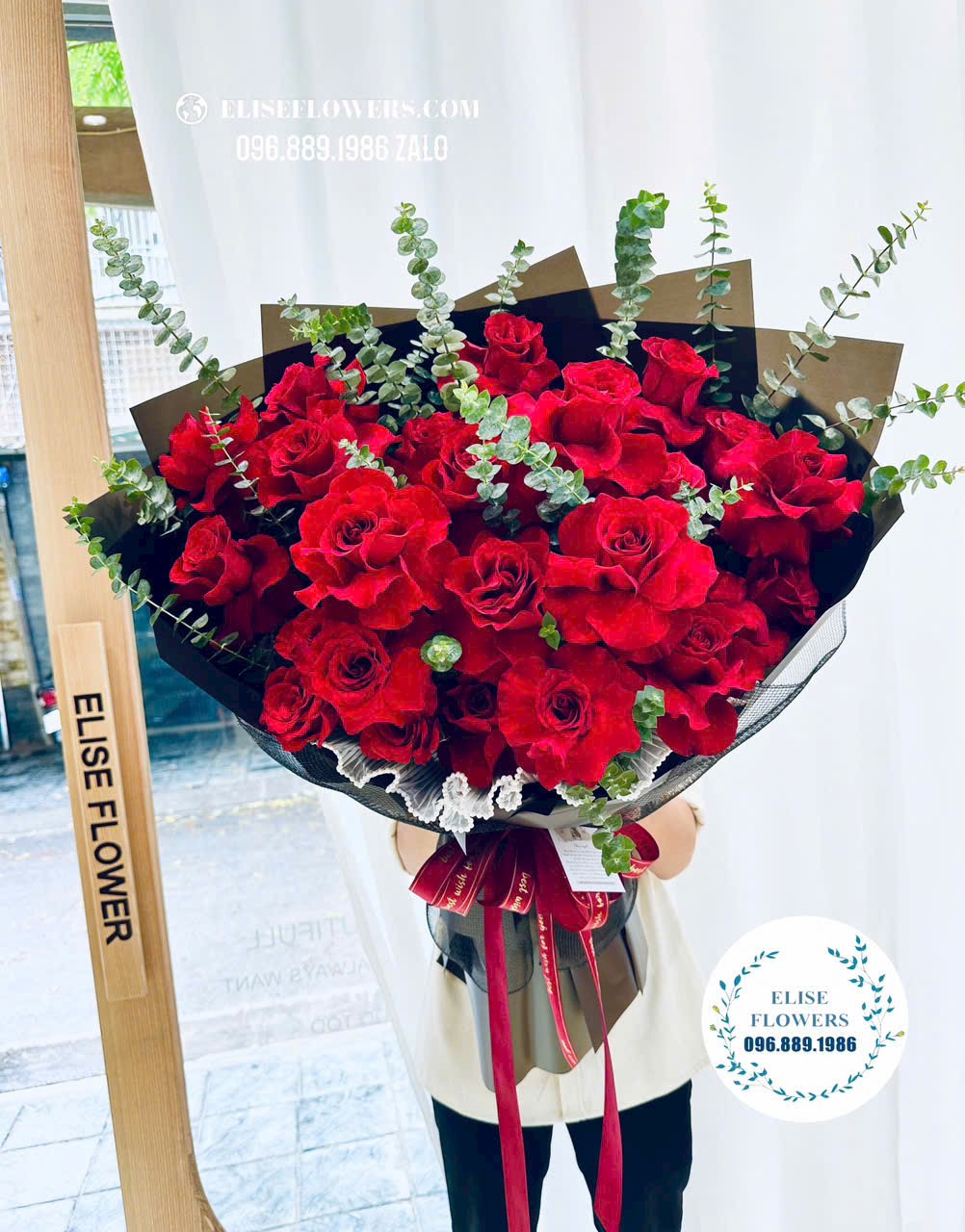 Bo-hoa-hong-do-tang-ban-gai-Bo-hoa-Valentine-Dat-hoa-Valentine-tang-ban-gai-dep