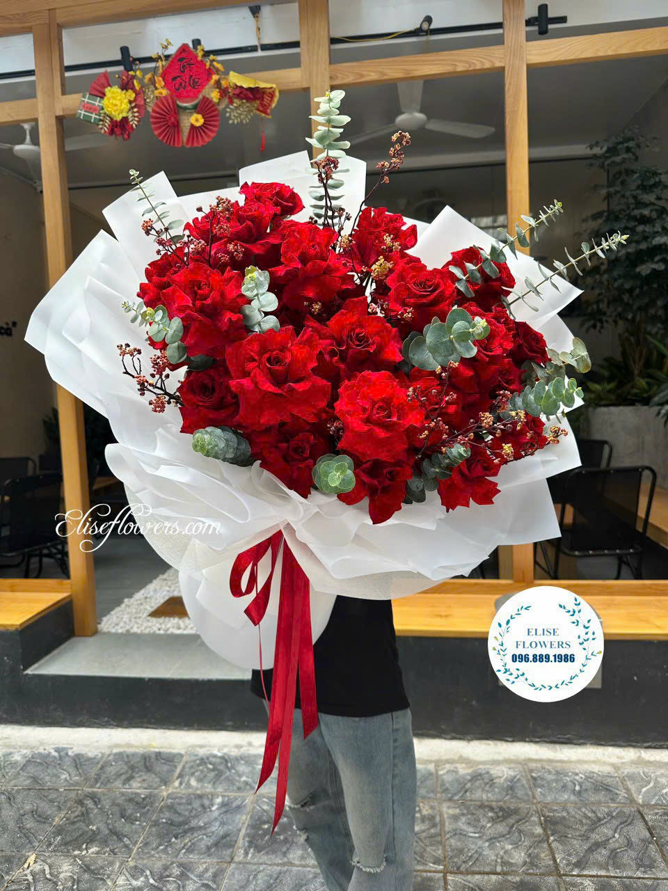 Bó hoa hồng đỏ tặng bạn gái. Đặt mua bó hoa hồng đỏ tặng bạn gái