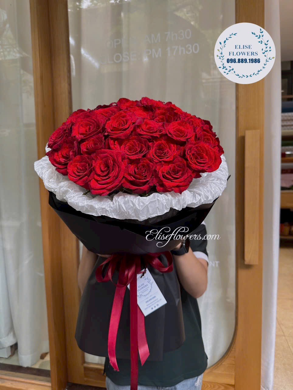 Mua bó hoa hồng đỏ tặng bạn gái tại Eliseflowers. Đặt mua bó hoa hồng đỏ tặng bạn gái