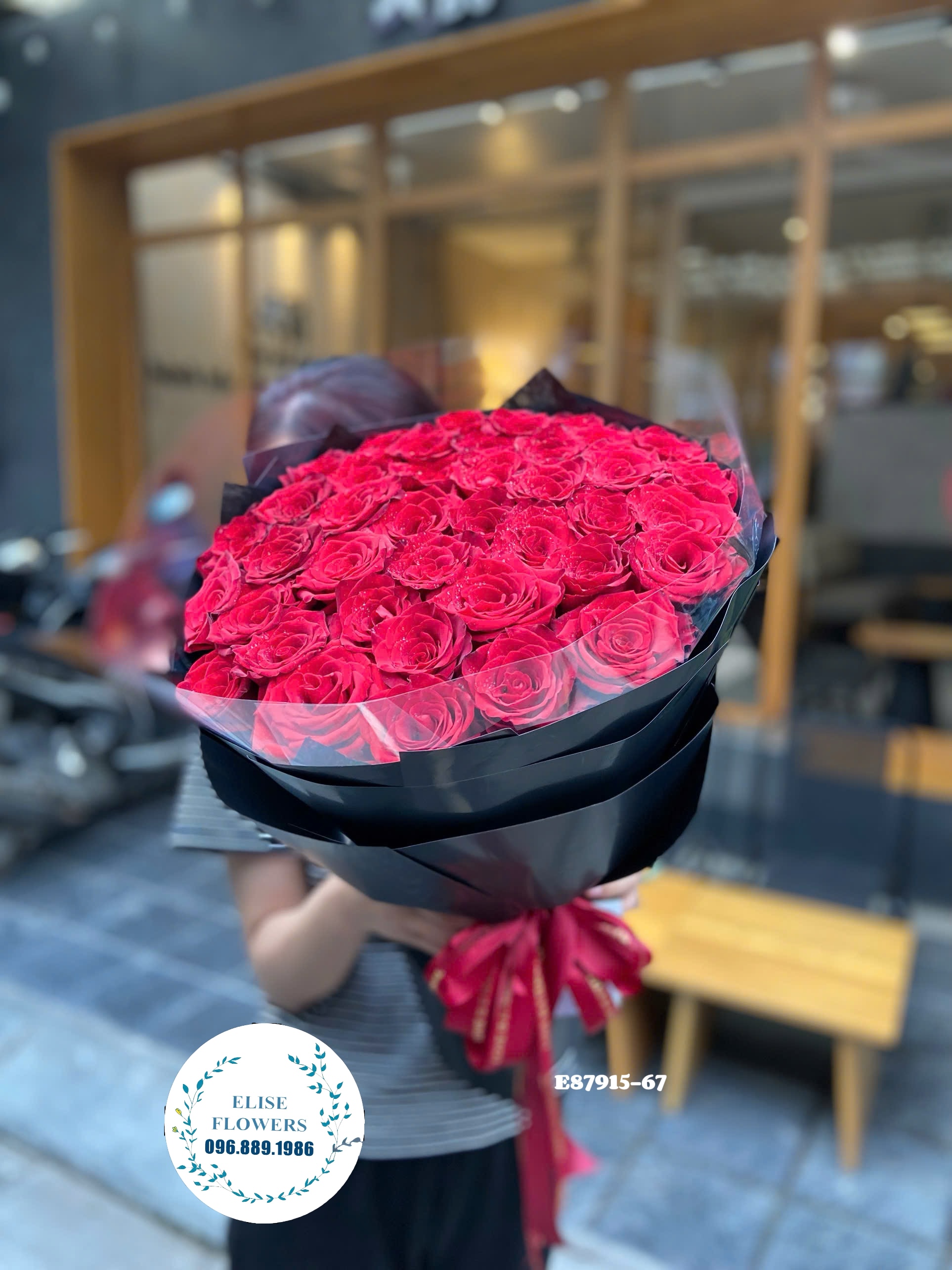 Bó hoa hồng đỏ tặng người yêu. Bó hoa tặng bạn gái dịp valentine. Hoa tình yêu Hà Nội
