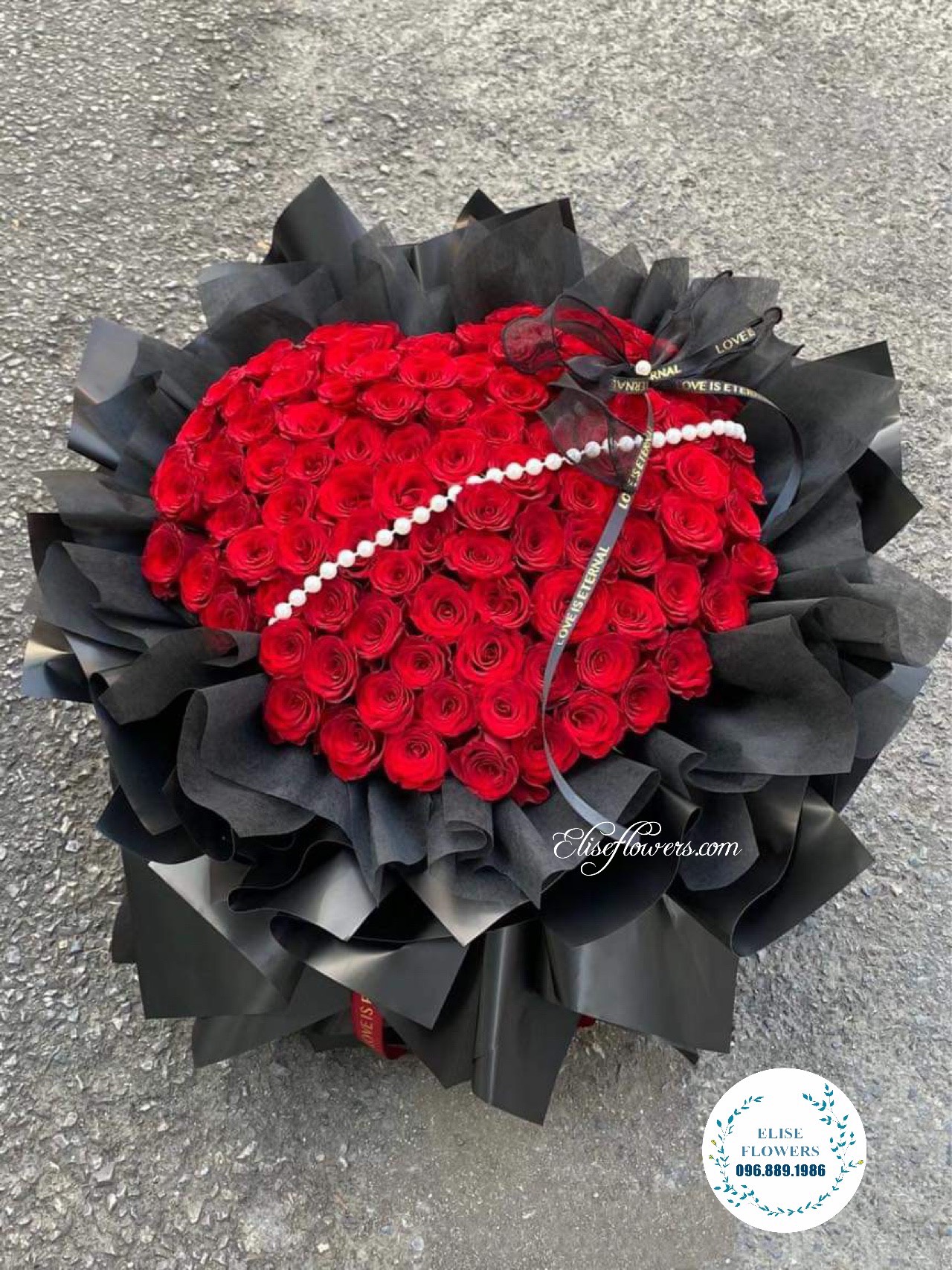 BÓ HOA HỒNG ĐỎ TRÁI TIM. Bó hoa hồng đỏ trái tim 100 bông đẹp . Ở HÀ NỘI.