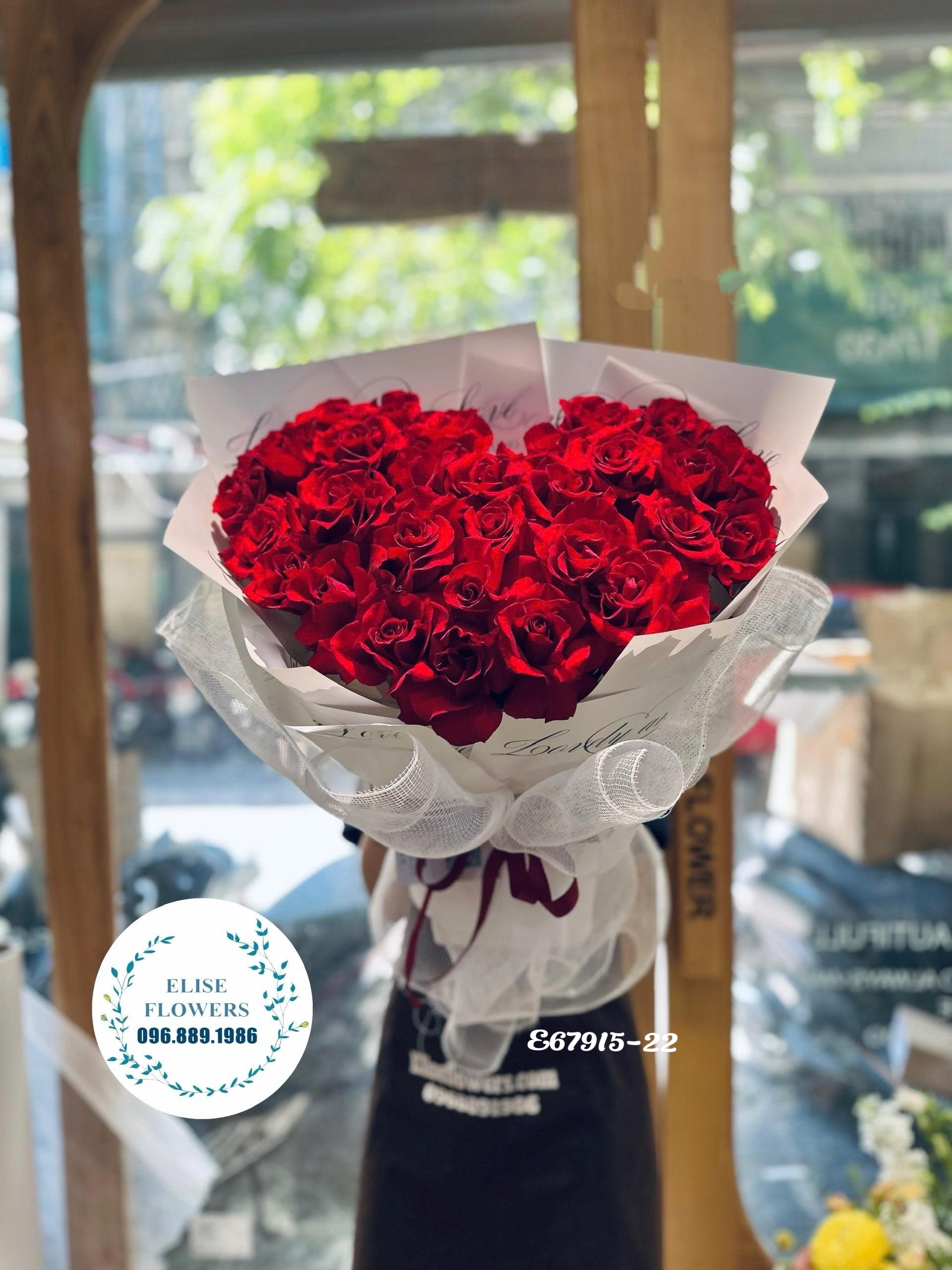 Bó hoa hồng trái tim nhập khẩu. Bó hoa hồng tặng valentine, Hoa ngày lễ tính yêu. Eliseflowers