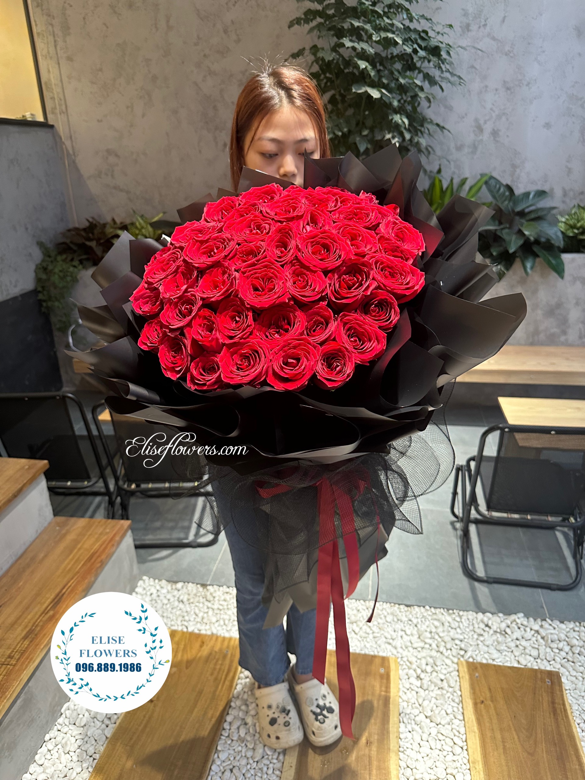 BÓ HOA HỒNG ĐỎ VALENTINE. Bó hoa hồng đỏ tặng bạn gái, vợ yêu ngày valentine ở Hà Nội. Đặt hoa valentine ở Hà Nội. Mua hoa hồng đỏ ở Hà Nội. Dịch vụ điện hoa valentine ở Hà Nội.