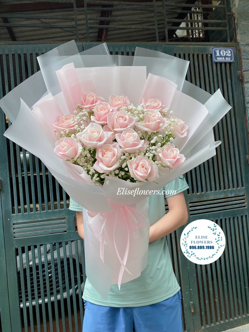 Bó hoa tặng sinh nhật bạn gái. Bó hoa tươi màu hồng phấn xinh xắn