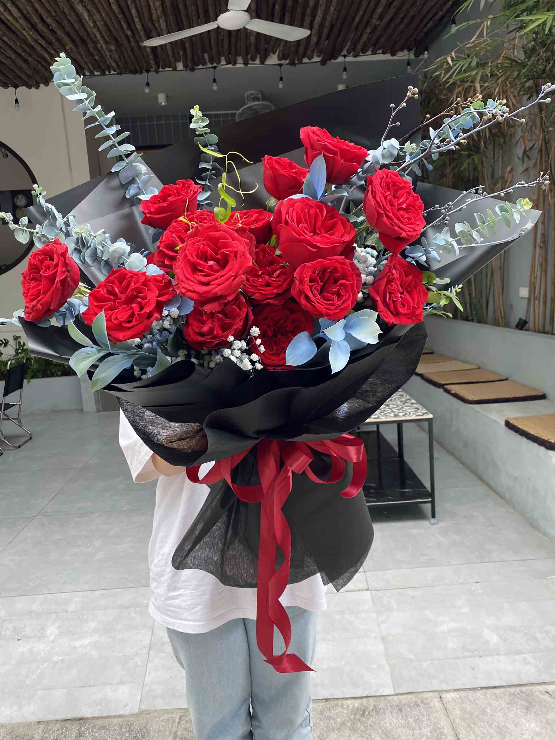 Bó hoa hồng nhập khẩu màu đỏ cá tính | Eliseflowers - shop hoa tươi ở Cầu Giấy Hà Nội