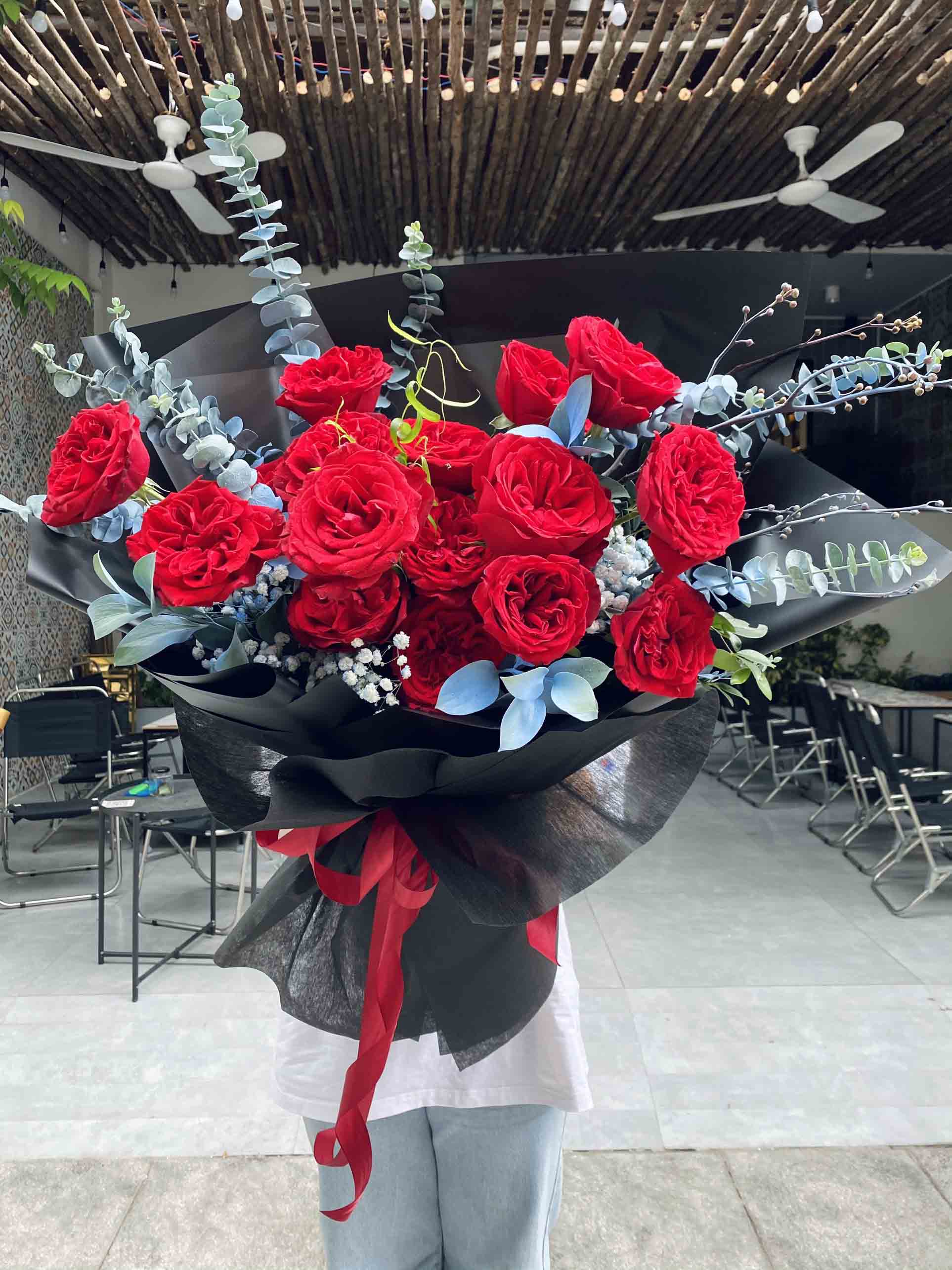 Bó hoa hồng nhập khẩu màu đỏ đẹp cá tính | Eliseflowers.com