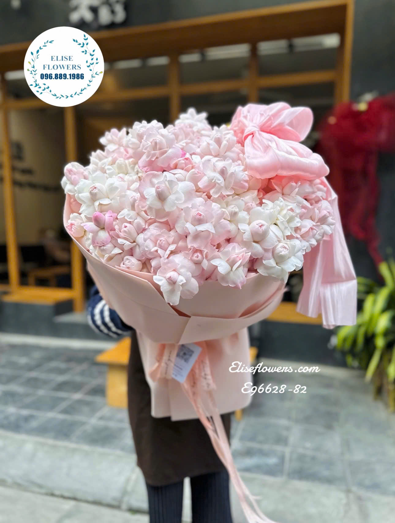 Hoa tươi Ba Đình. Bó hoa hồng chùm plume tặng bạn gái ở quận Ba Đình, Hà Nội