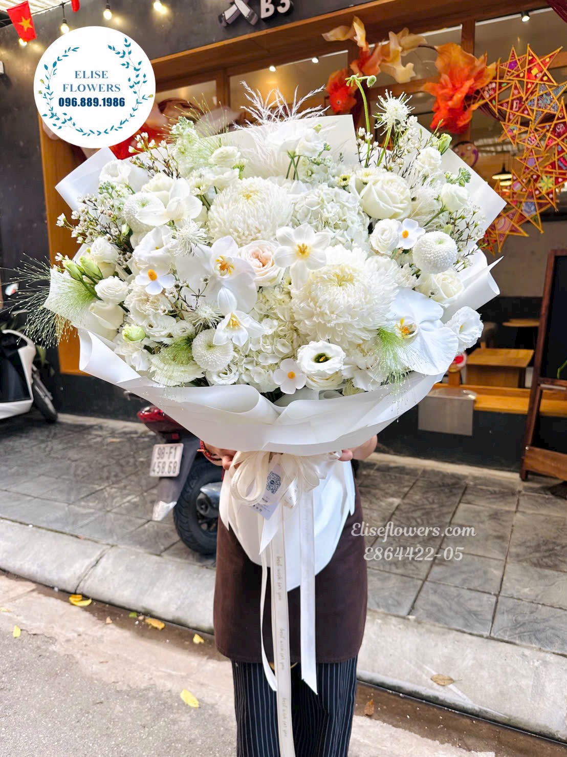 Hoa tặng vợ đẹp | Bó hoa hồng trắng tinh khiết tặng vợ yêu ở Tây Hồ