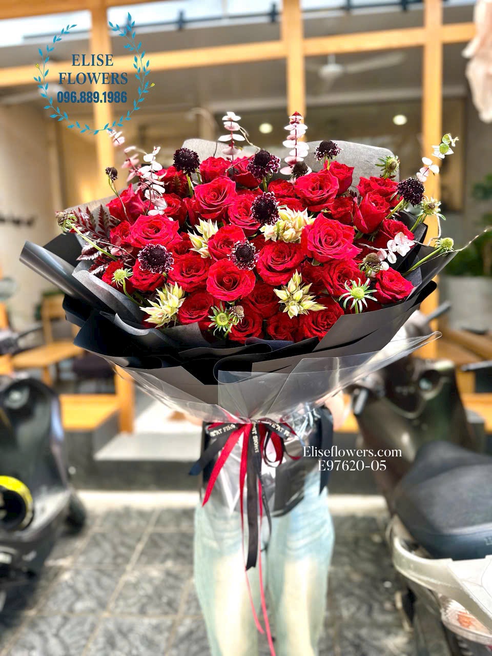 Mua bó hoa hồng đỏ đẹp tặng bạn gái nhân dịp làm quen. Shop hoa Hà Nội - Eliseflowers