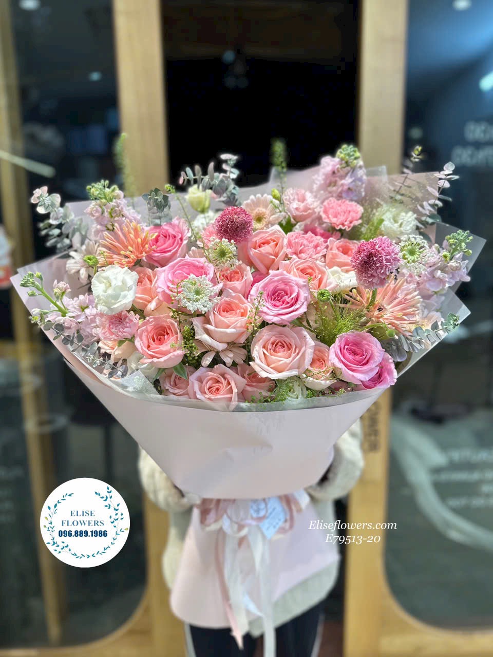 Bó hoa làm quen bạn gái đẹp tại Cầu Giấy. Dịch vụ giao hoa tận nơi, nhanh chóng.