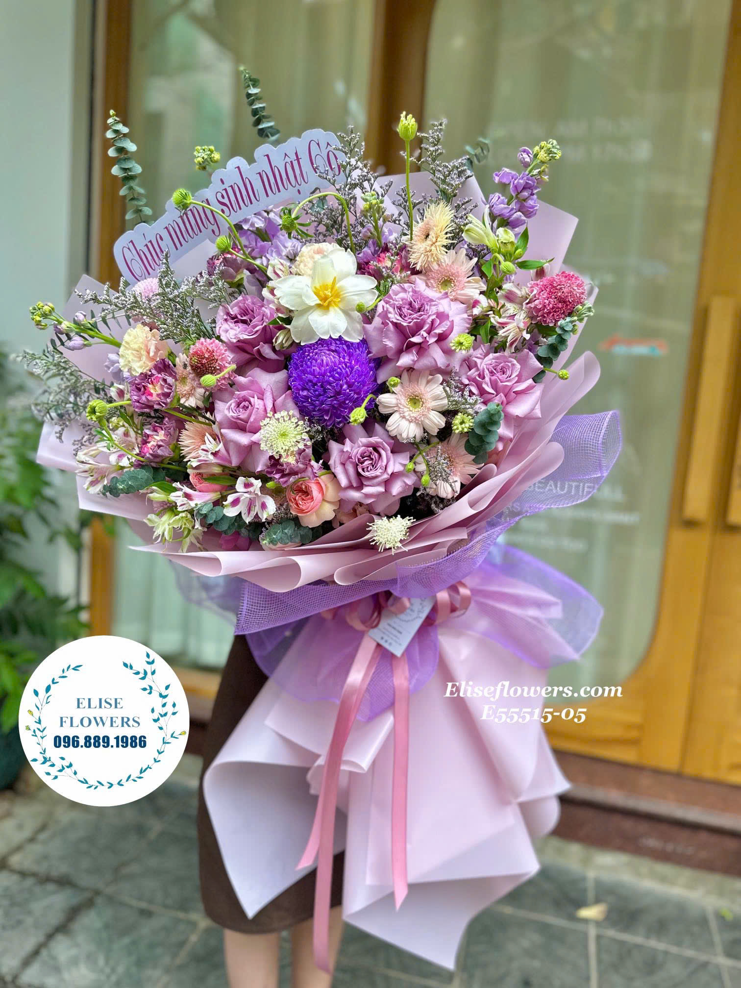 Bó hoa màu tím sang trọng ở Hà Nội. Mẫu hoa tươi màu tím đẹp ở Hà Nội.