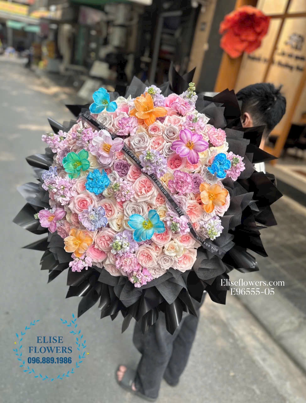 Đặt mua bó hoa bigsize tặng bạn gái. Dịch vụ giao hoa tận nơi, nhanh chóng, đảm bảo.