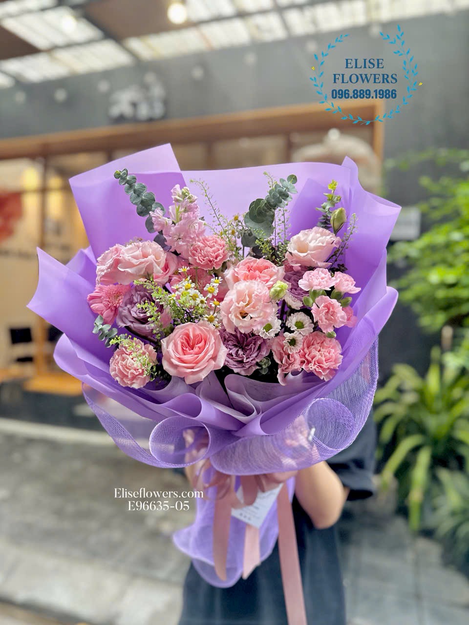 Bó hoa chúc mừng tốt nghiệp tone tím dẹp, giá rẻ. Mua hoa mừng tốt nghiệp Hà Nội