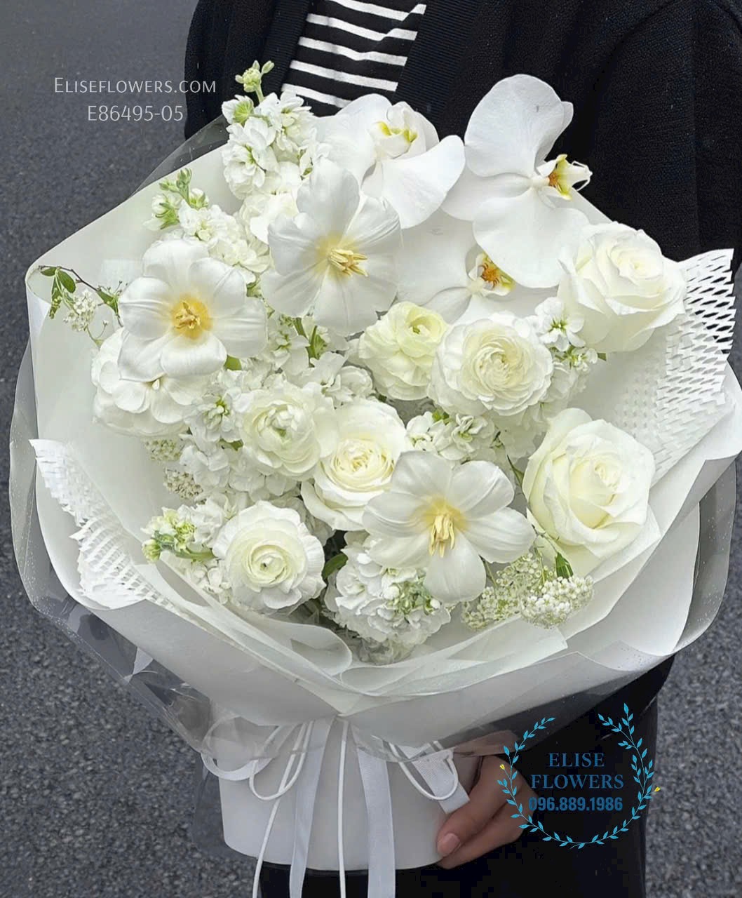 Bó hoa tone trắng nhẹ nhàng tỏ tình bạn gái. Shop hoa tươi Eliseflowers