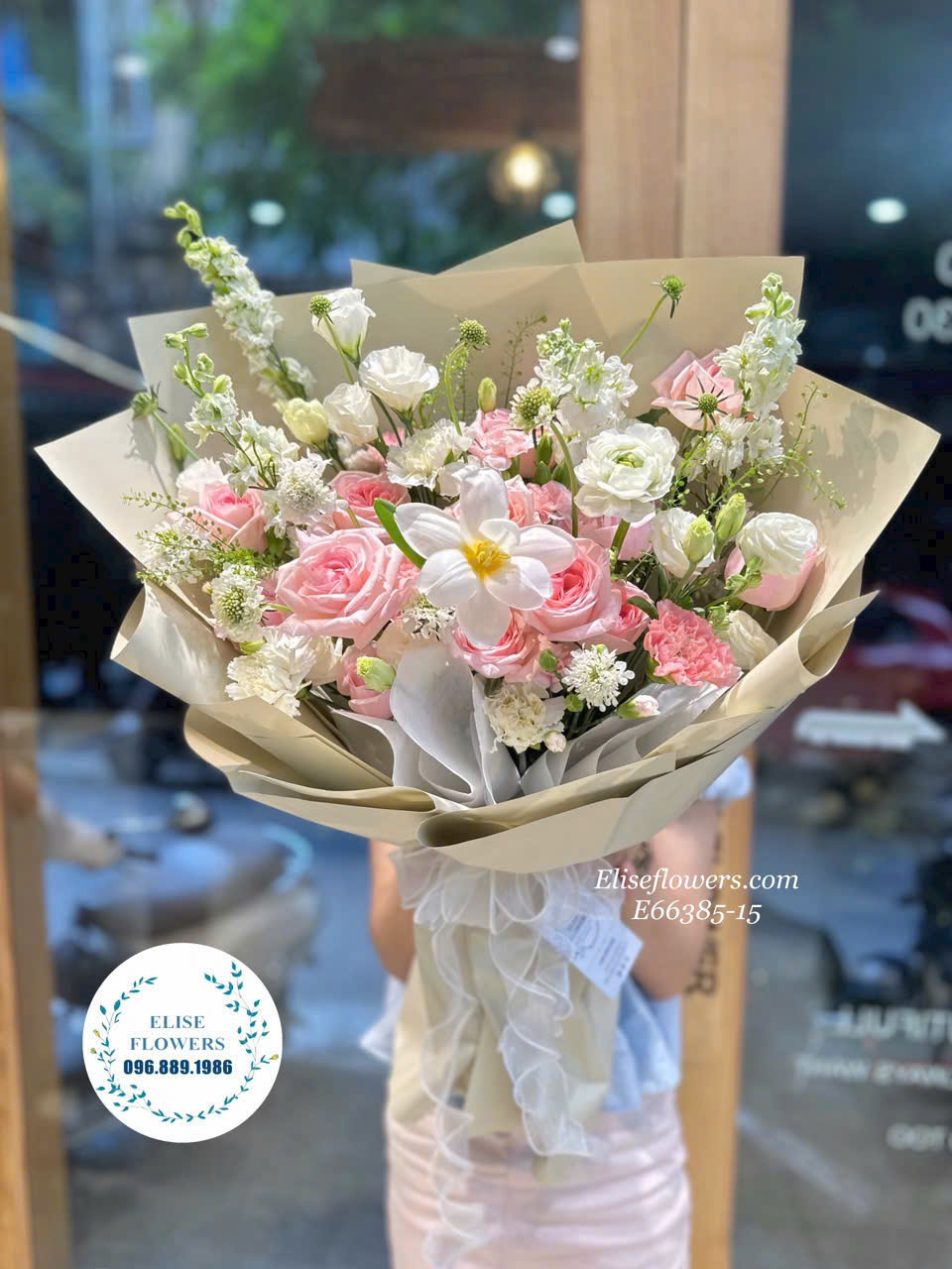 Mua bó hoa tặng bạn gái ngày 20-10. Điện hoa tặng bạn gái ngày 20-10 đẹp