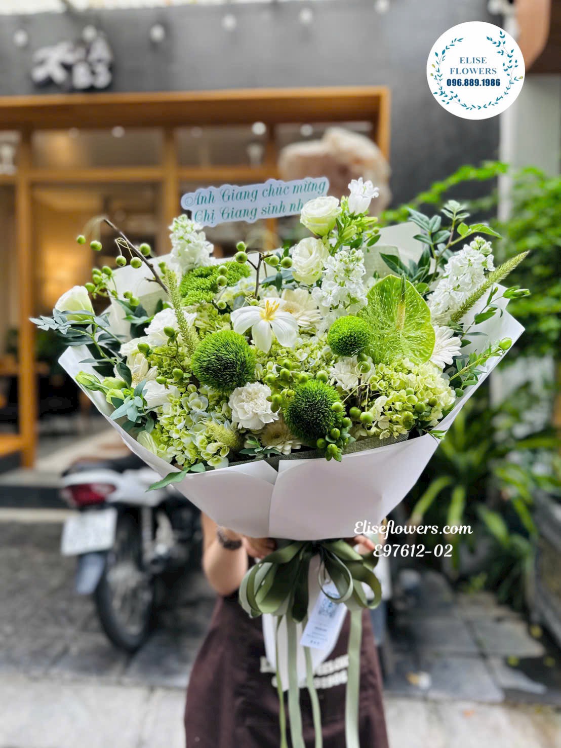 Hoa tặng bạn trai. Bó hoa đẹp. Bó hoa tone xanh lá tăng bạn trai