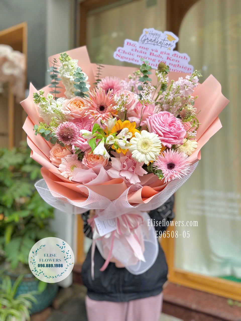 Bó hoa tông hồng ở Cầu Giấy
