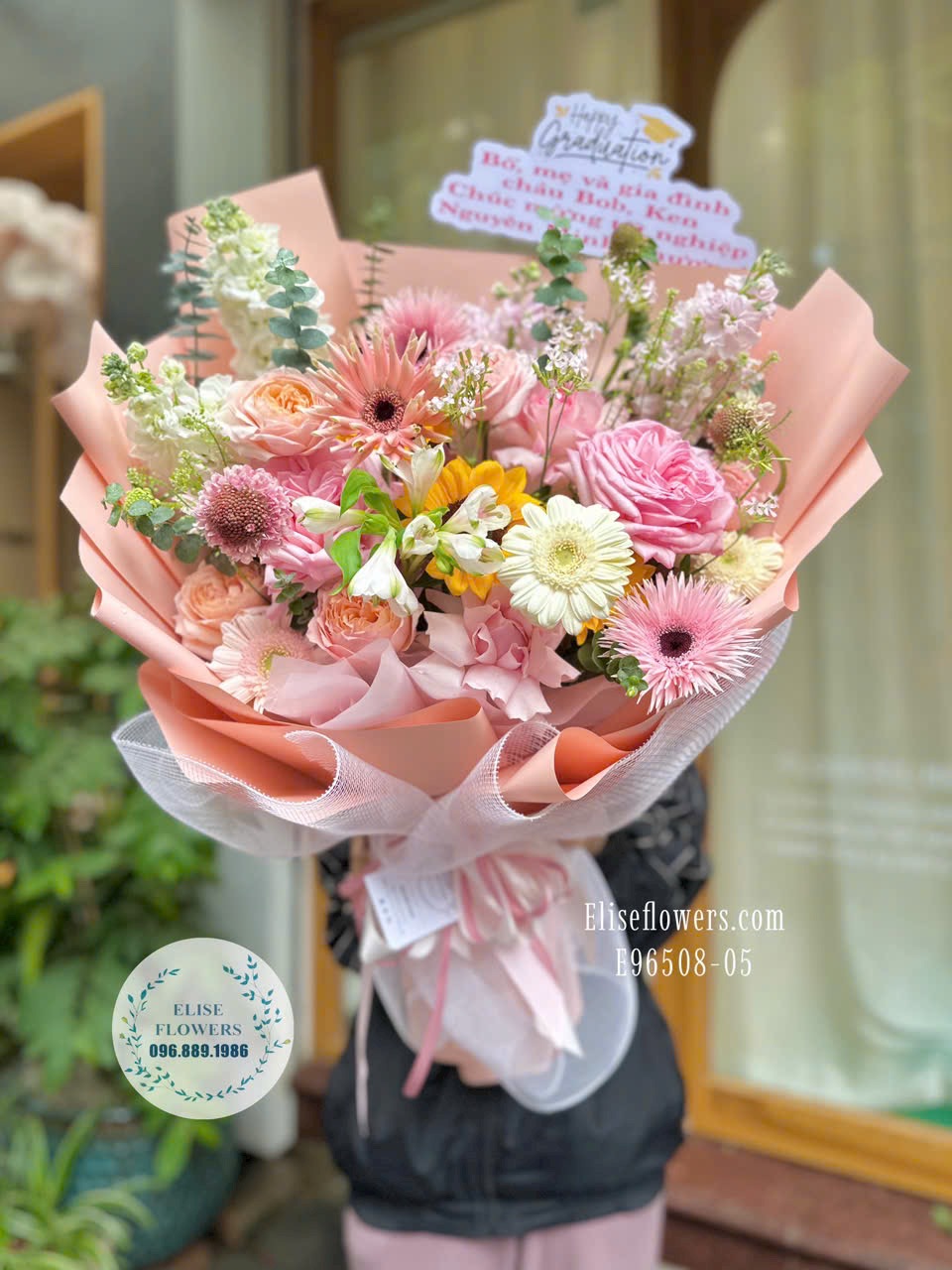 Bó hoa tone hồng nhẹ nhàng, xinh xắn tặng tốt nghiệp bạn bè, người thân. Eliseflowers