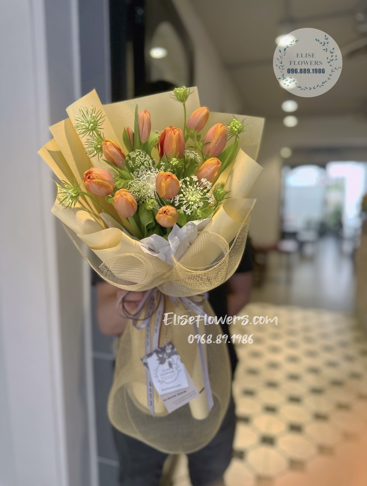 Bó hoa tulip cam 10 bông đẹp ở Hà Nội { Elise Flowers - Shop hoa tươi Hà Nội }