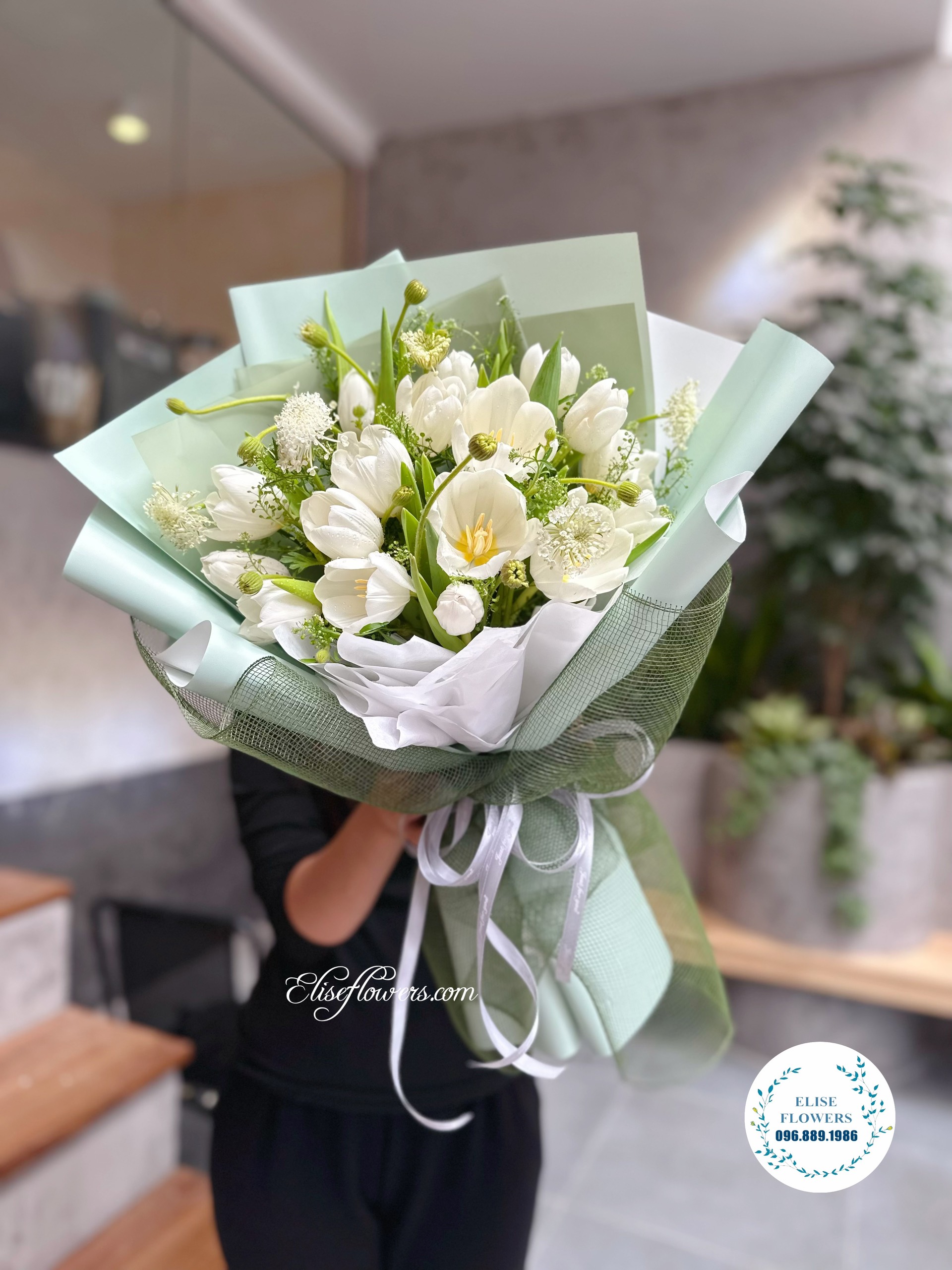 Bó hoa tulip trắng đẹp tinh tế. Bó hoa tulip nhập khẩu đẹp ở Hà Nội. Hoa tươi nhập khẩu tặng sinh nhật.