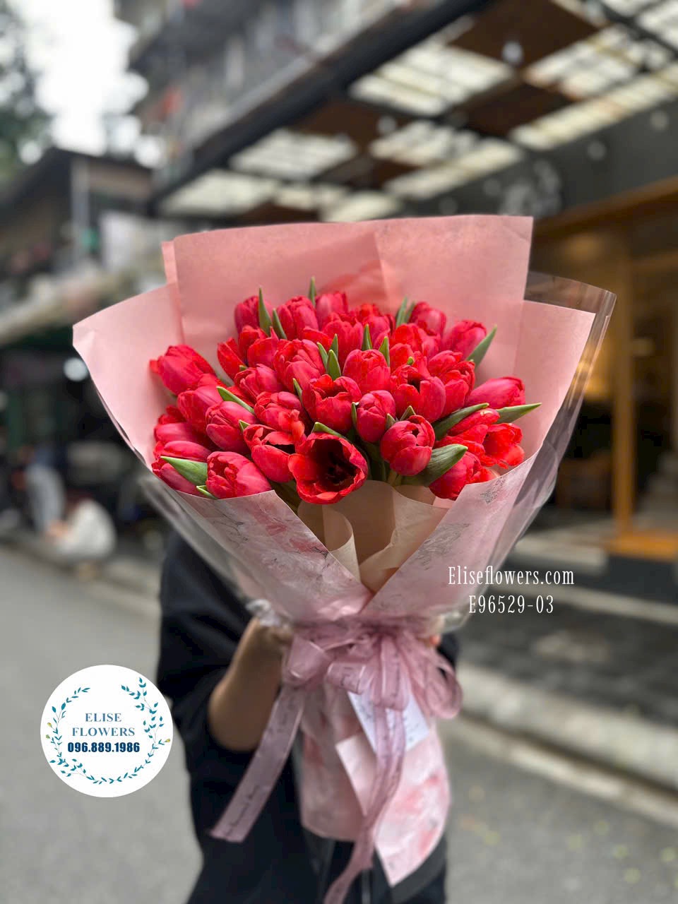 bó hoa tlip đỏ 30 bông. Tiệm hoa Elise Flowers nhập khẩu.