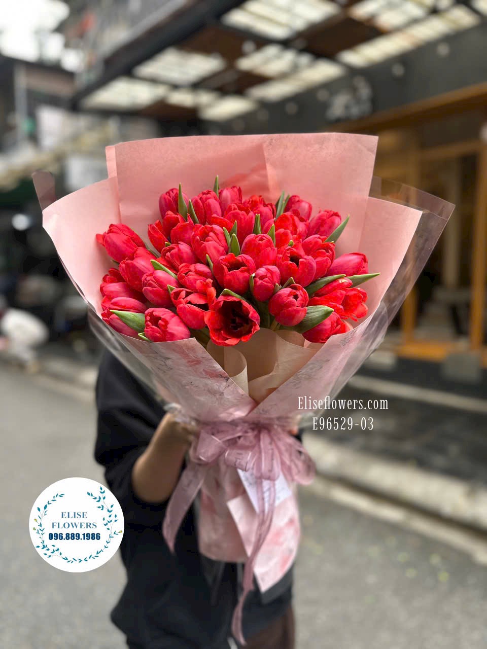 Bó hoa tulip đỏ.