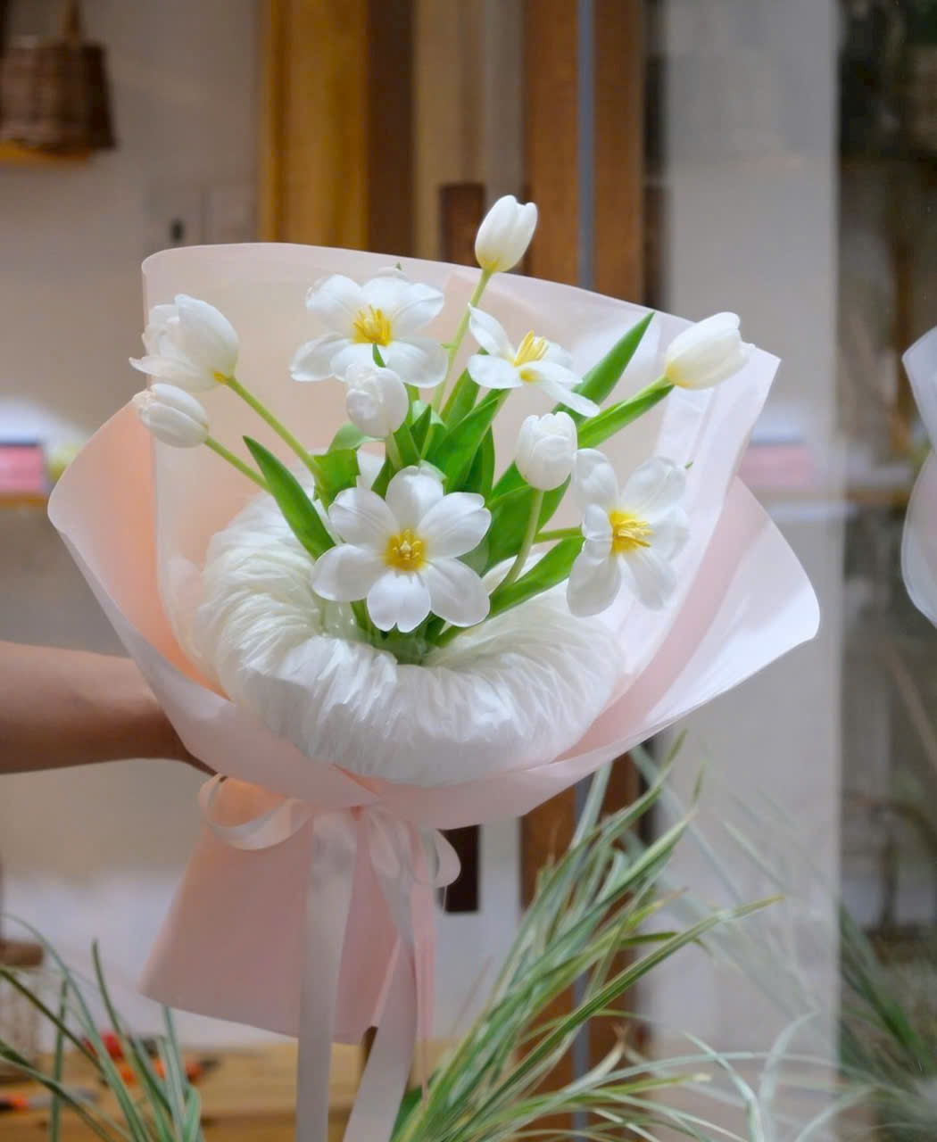 Bó hoa Tulip Hà Lan đẹp. Đặt mua bó hoa Tulip HÀ LAN trắng