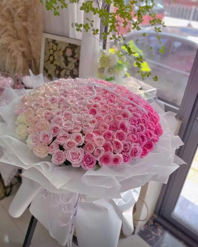 Bó hoa hồng khổng lồ 1000 bông ở Hà Nội. Mua bó hoa hồng to khổng lồ ở Hà Nội. Shop hoa tươi uy tín Hà Nội. Elise Flowers