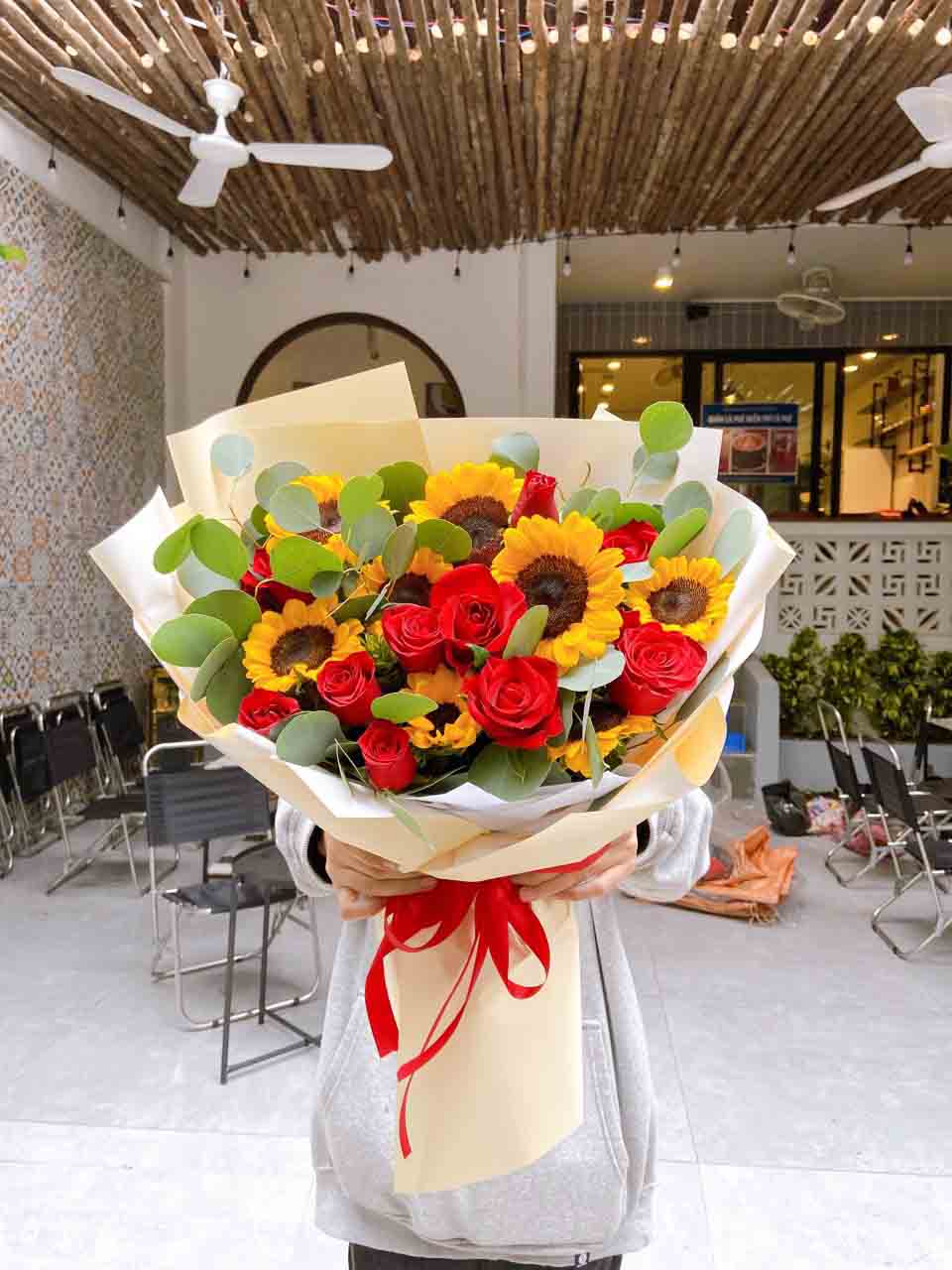 Bó hoa hướng dương mix hoa hồng đỏ đẹp| Bó hoa đẹp tại Eliseflowers.com